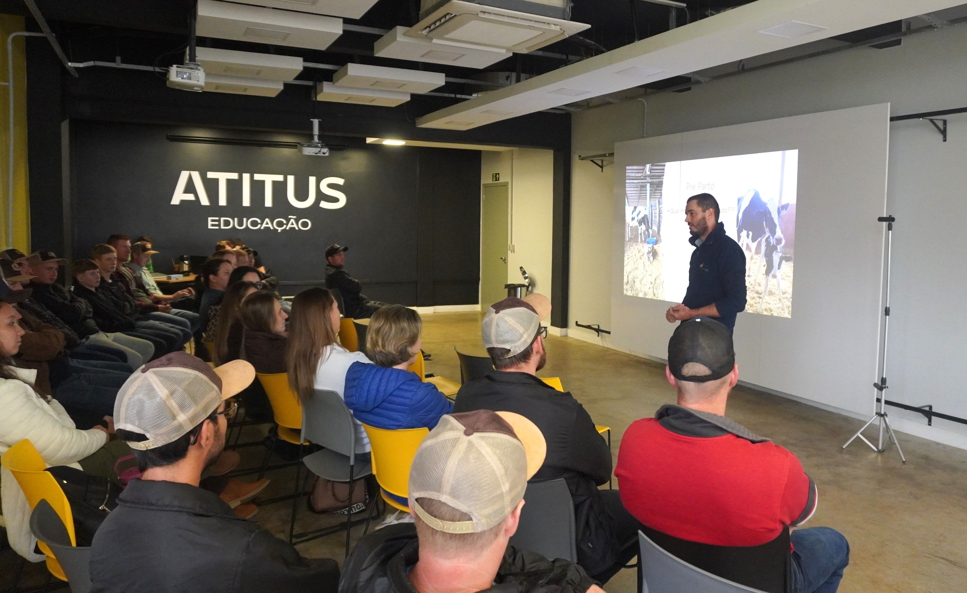 Campus do Agronegócio sedia aula da Academia Jovens Produtores de Leite da Cotribá.JPG