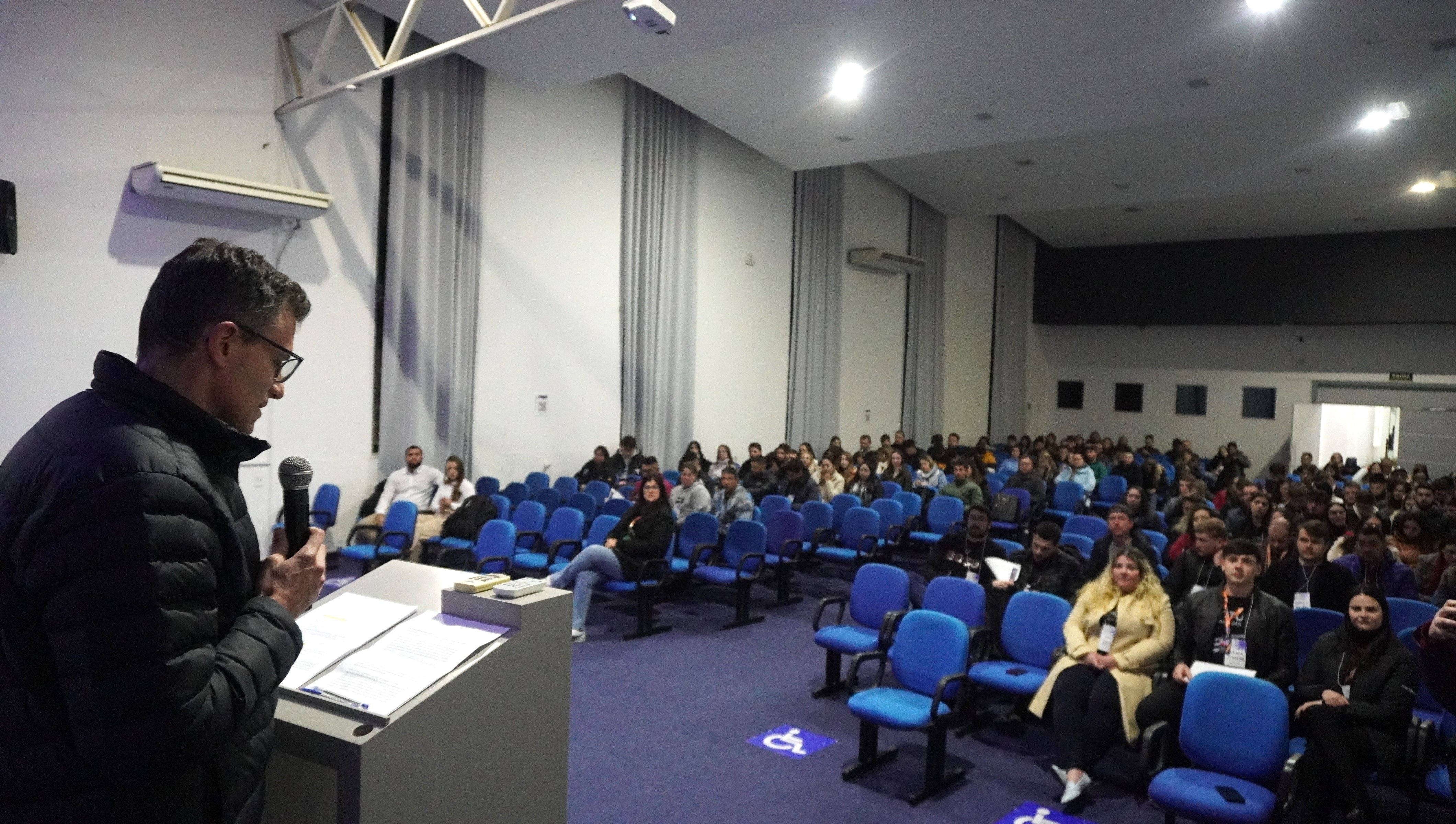 Poli Summit começa com palestras sobre novidades e tendências do mercado  (1).JPG