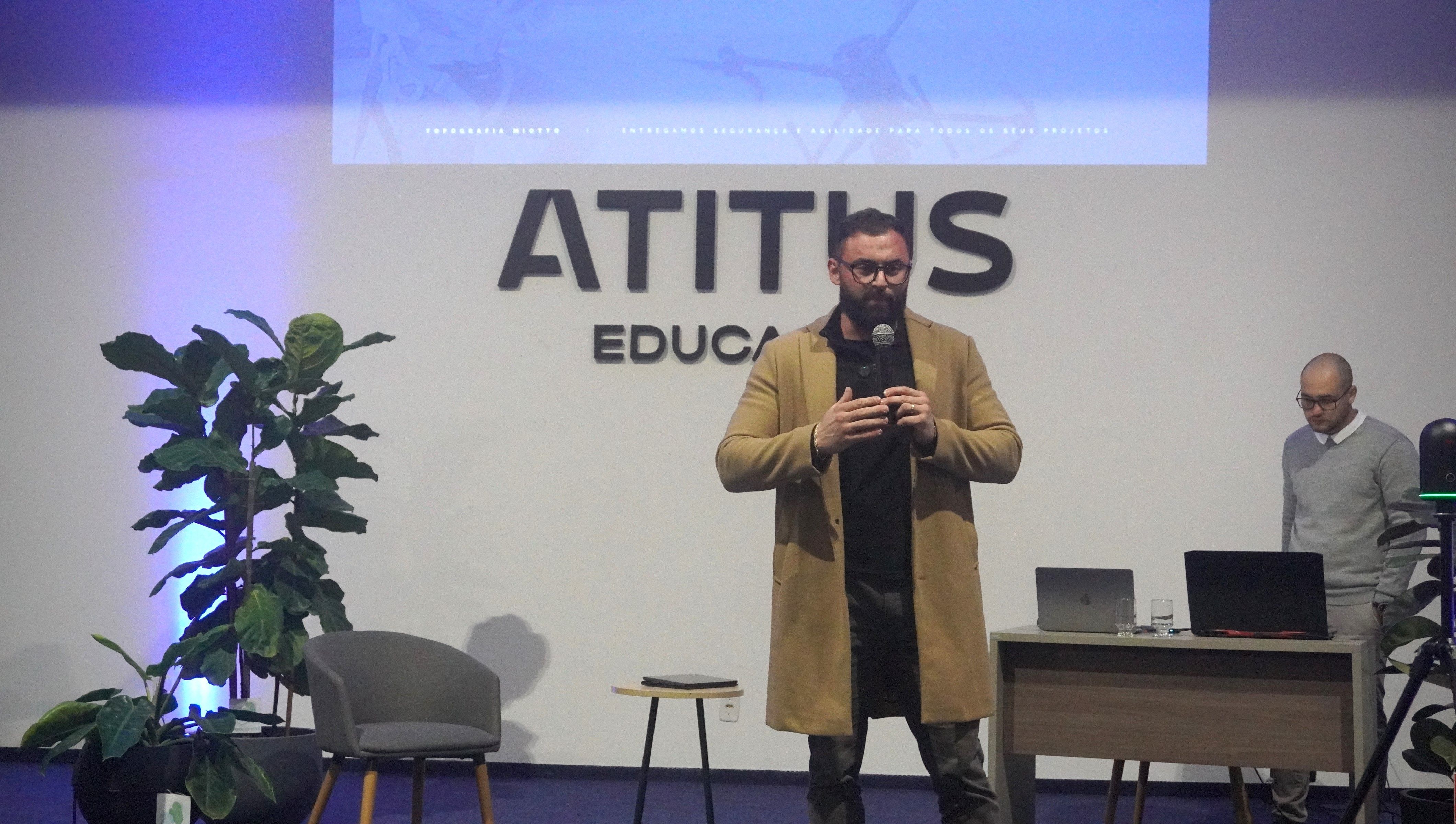 Poli Summit começa com palestras sobre novidades e tendências do mercado  (3).JPG